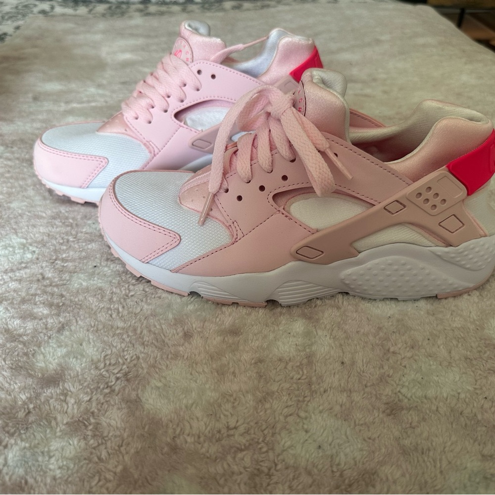 Nike Huarache Run GS in Pink Foam and White BRAND NEW